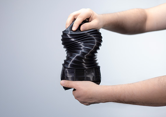 Osłona amortyzatora wydrukowana w 3D przy użyciu Z-FLEX cechuje się elastycznością i odpornością na chemikalia.